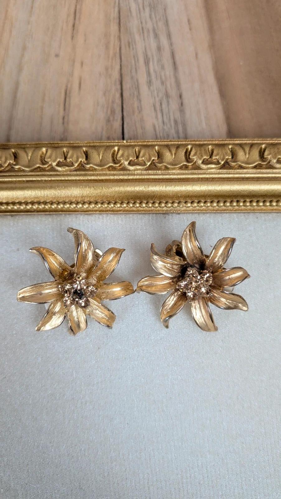 Boucles d’oreilles clips vintage fleurs dorées strass