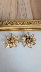 Boucles d’oreilles clips vintage fleurs dorées strass