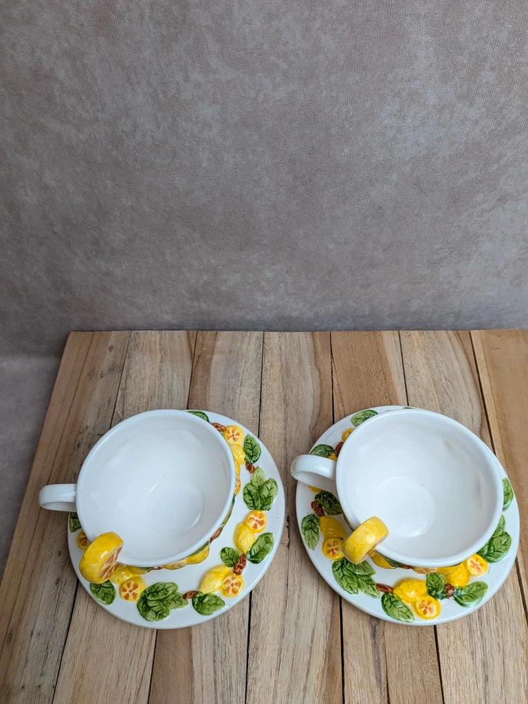 Lot de 2 tasses et 2 soucoupes en barbotine décor citrons