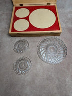 Ensemble vintage dessous de plat et dessous de bouteille en verre dans coffret en bois