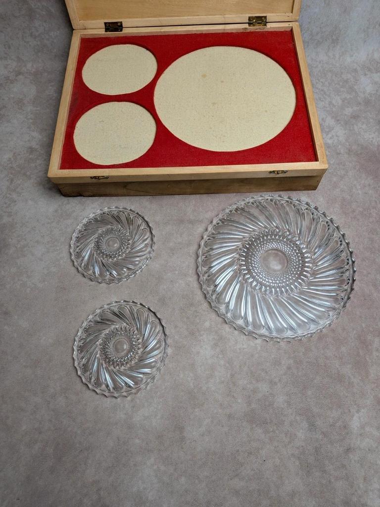Ensemble vintage dessous de plat et dessous de bouteille en verre dans coffret en bois