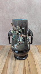 Vase ancien en barbotine décor éléphants et fleurs