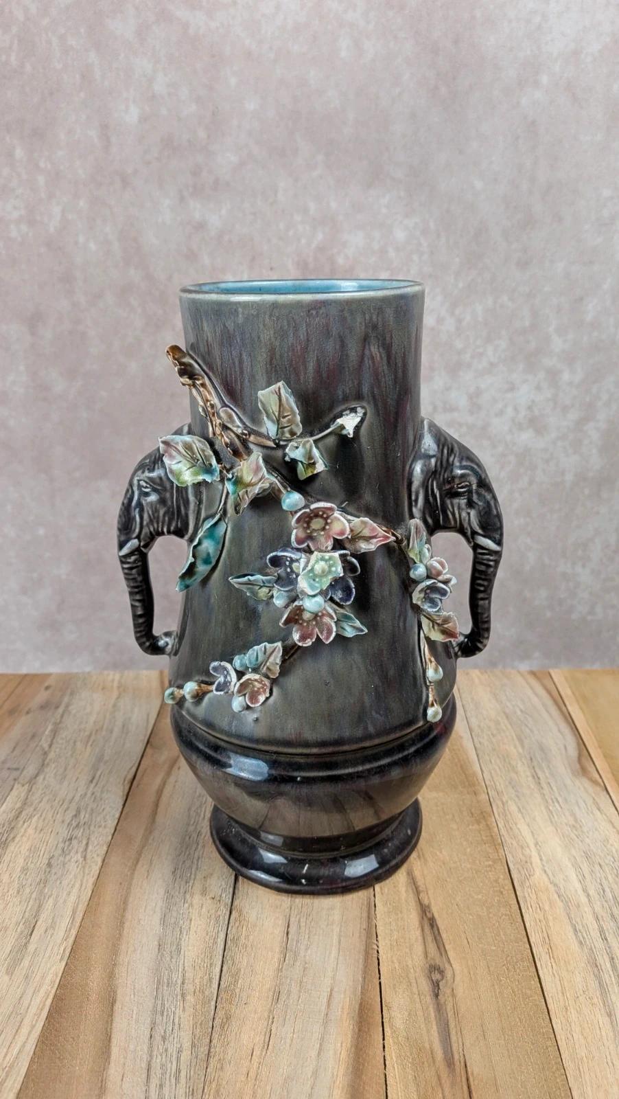 Vase ancien en barbotine décor éléphants et fleurs