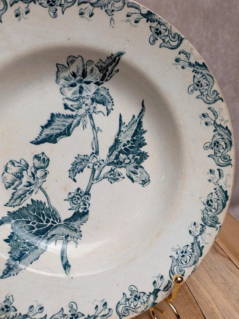 Assiette creuse ancienne Terre de Fer décor floral