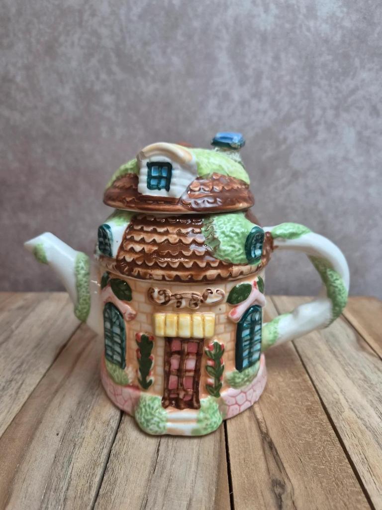 Théière vintage en forme de maison – céramique émaillée cottage