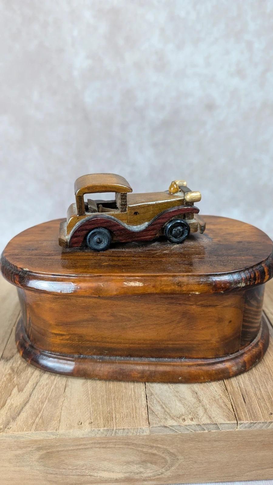 Boîte en bois décorative avec petite voiture 🚗