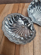 Petit beurrier coquillage vintage en métal argenté et verre opaque style Art Déco