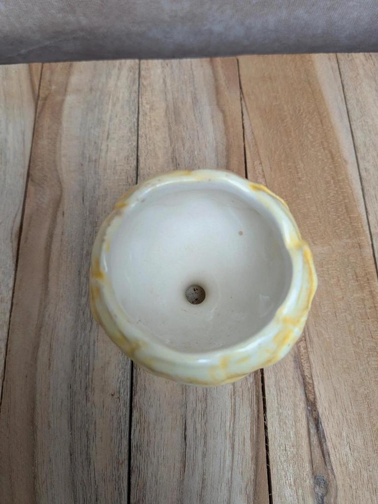 Petit cache-pot en barbotine forme tulipe vintage