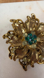 Broche ancienne dorée fleur strass verts