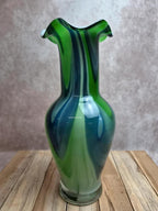 Vase en verre soufflé attribué à Murano vert bleu opalin