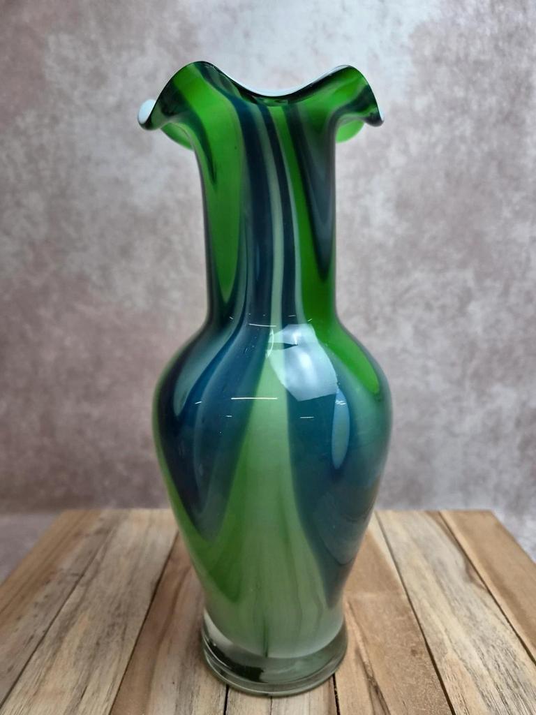 Vase en verre soufflé attribué à Murano vert bleu opalin