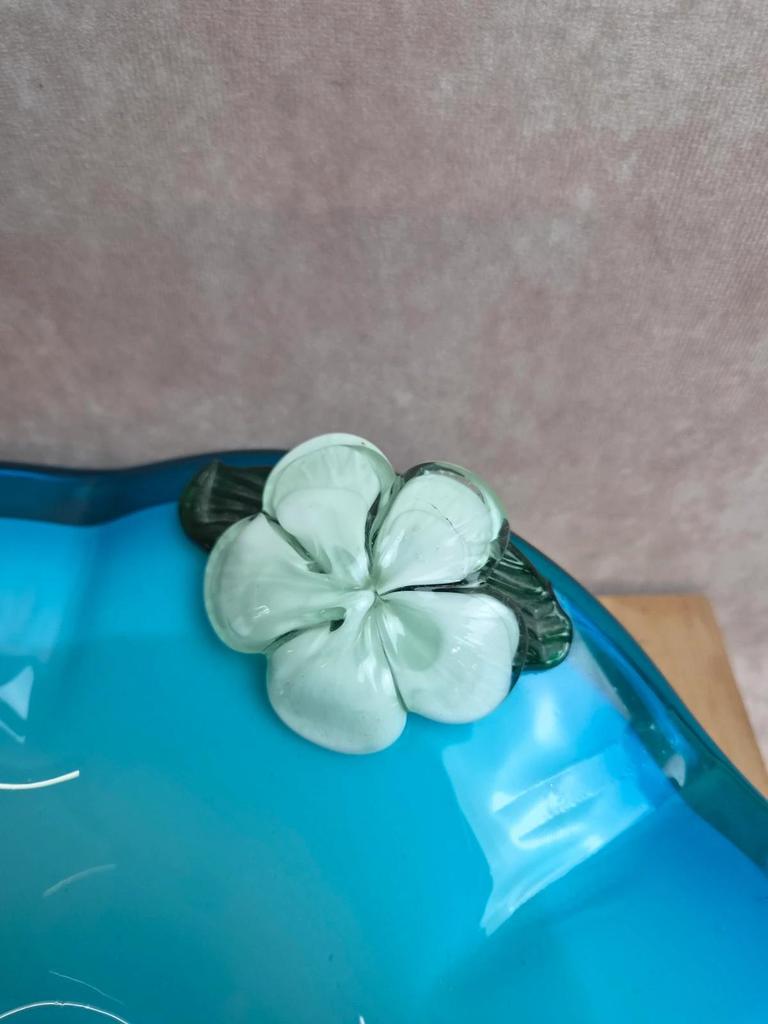 Grande coupe vintage en verre soufflé turquoise – style Murano – fleur appliquée