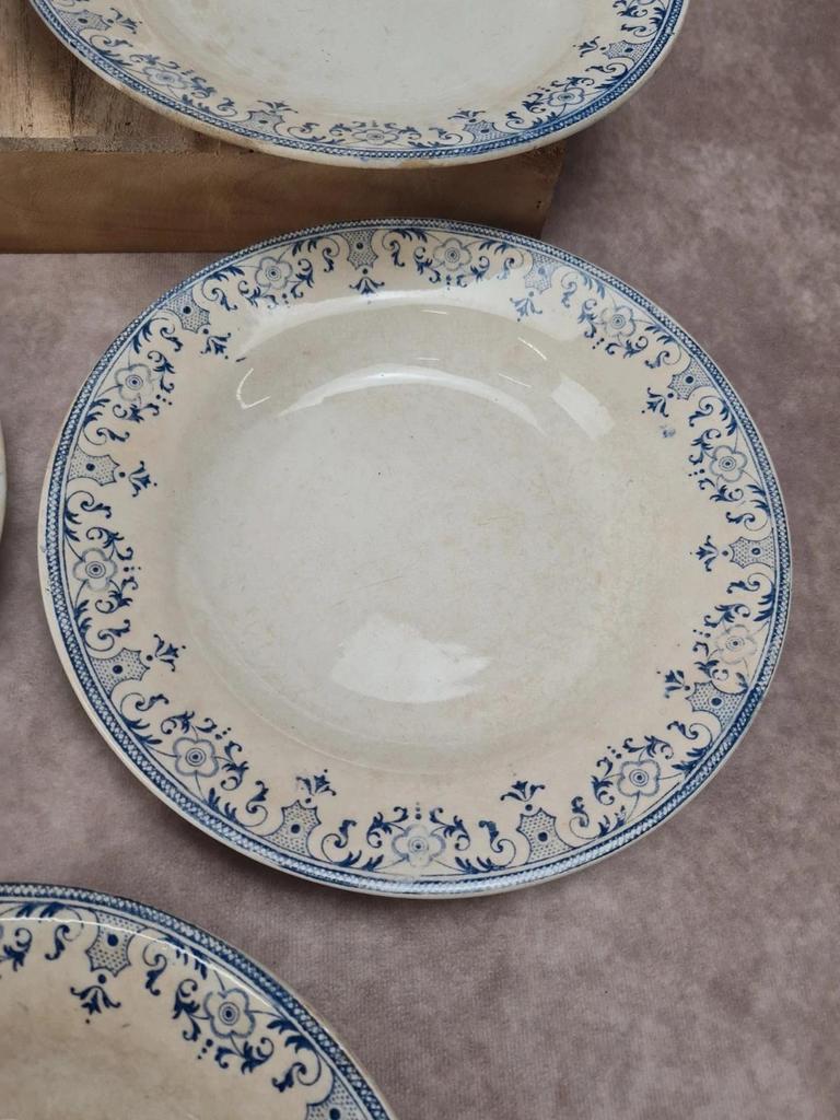 Lot de 7 assiettes creuses anciennes Creil et Montereau. Service La Vallières,23 cm