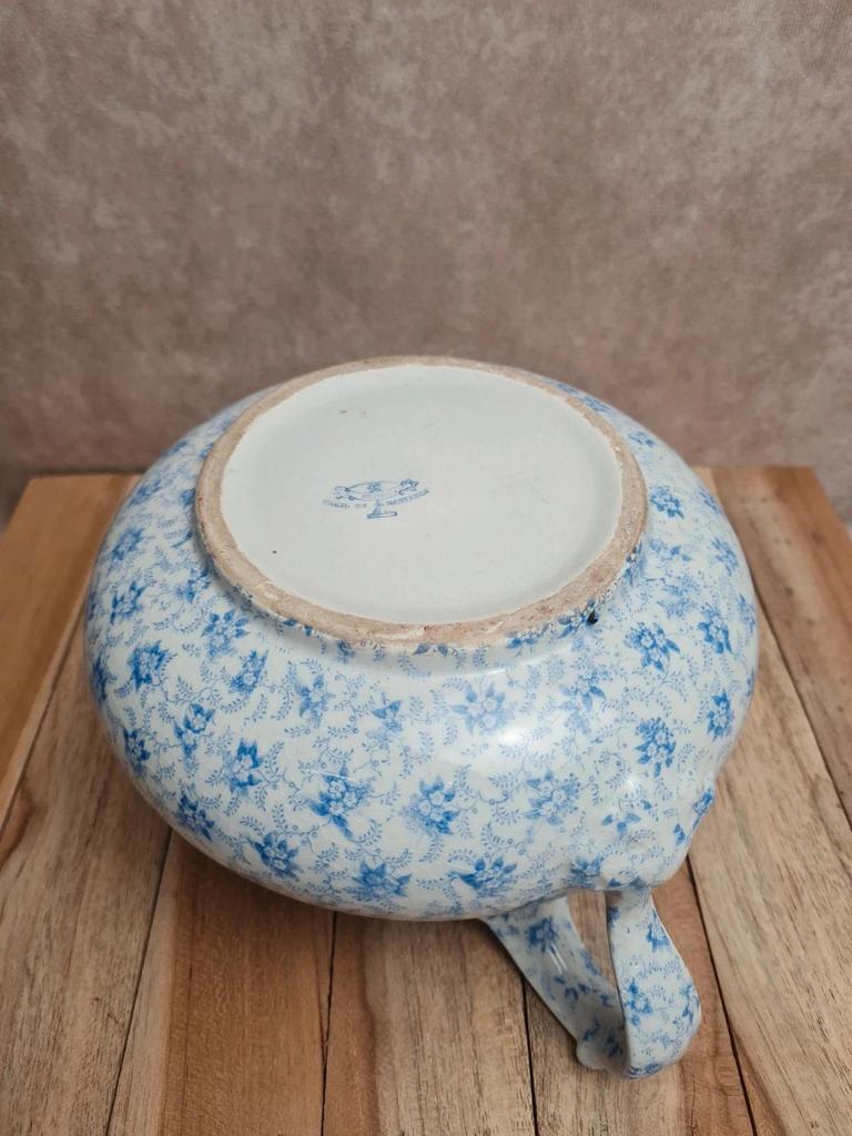 Petit broc ancien en terre de fer Creil & Montereau – décor floral bleu esprit Perse 🩵