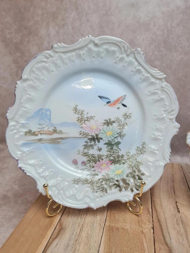 Lot de 2 assiettes anciennes décor japonisant peint main – relief & dorure