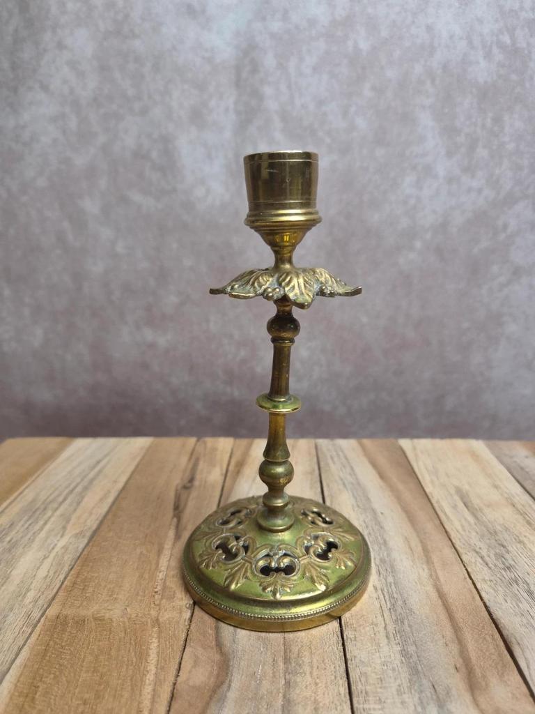 Bougeoir ancien en laiton patiné ajouré décor feuillage vintage
