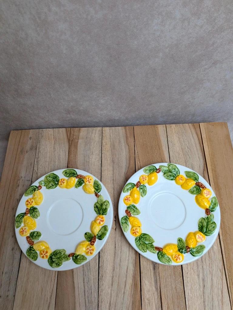 Lot de 2 tasses et 2 soucoupes en barbotine décor citrons