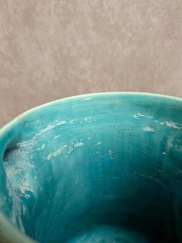 Pichet ancien en barbotine bleu turquoise