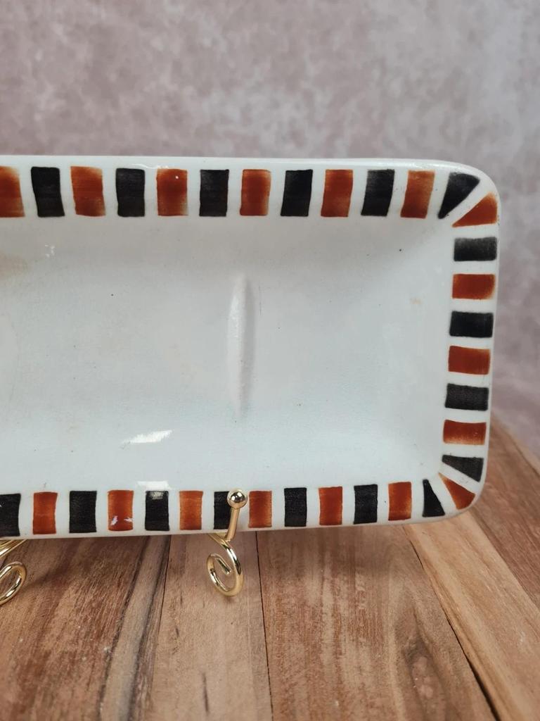 🧼 Ancien porte-peigne ou vide-poches en faïence blanche à décor géométrique noir et ocre