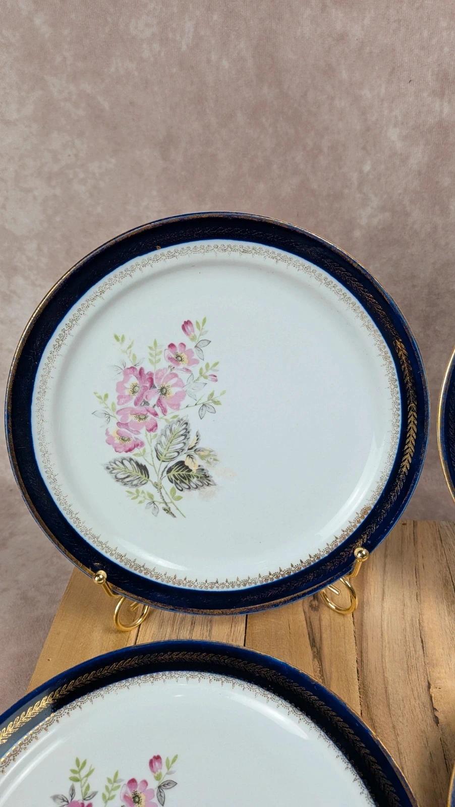 Lot de 4 assiettes à dessert – Porcelaine de Saint-amand – Décor fleuri & bleu cobalt