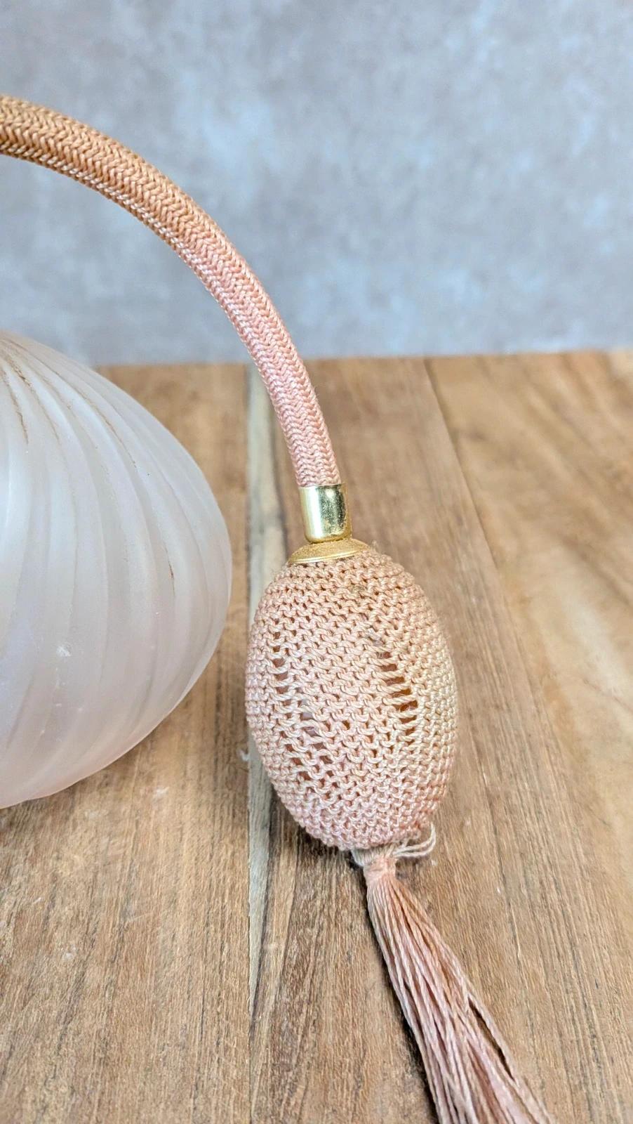 Flacon de parfum vintage en verre rose