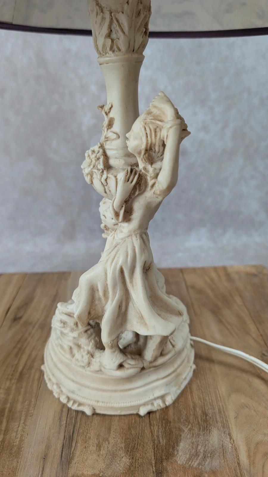 Lampe romantique en résine patinée, femme assise et fleurs