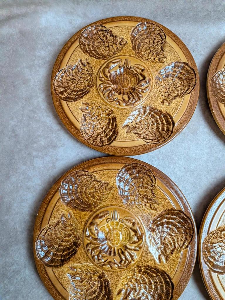 Lot de 8 assiettes à huîtres vintage en barbotine – Ateliers du Revernay