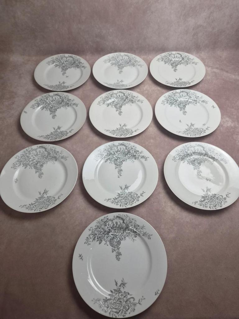 10 assiettes anciennes en porcelaine – Aux Lions de Faïence Paris – Xixe