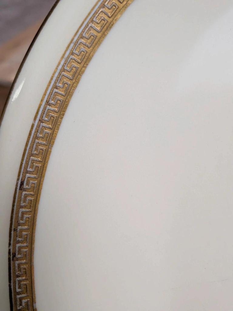 Lot de 2 assiettes anciennes en porcelaine de Limoges – Frises dorées