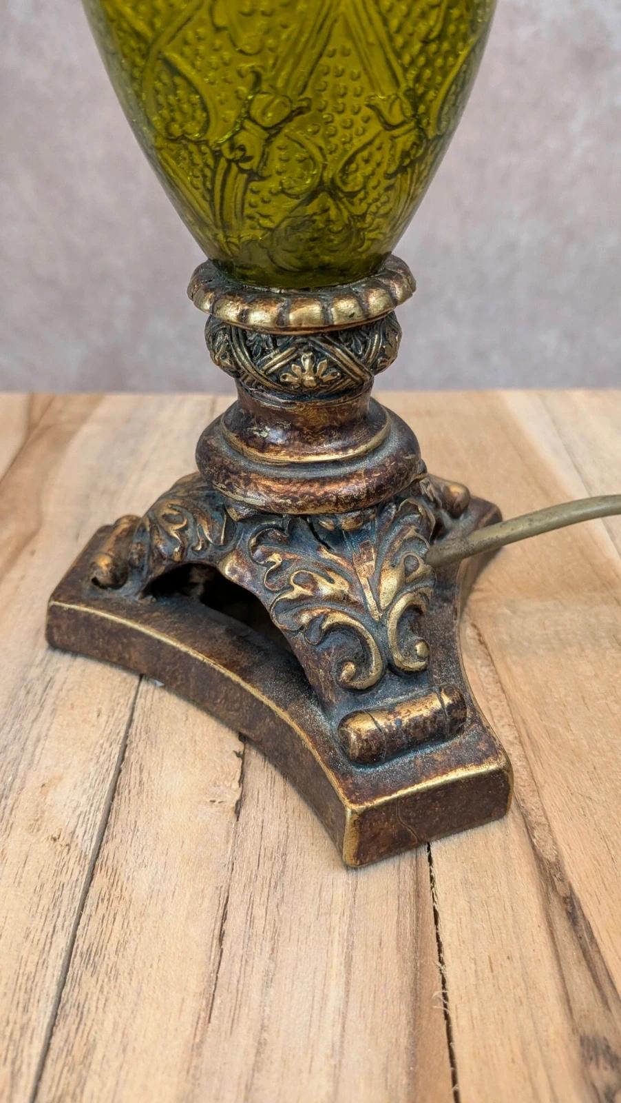 Lampe vintage pied imitation bronze & verre vert relief style ancien