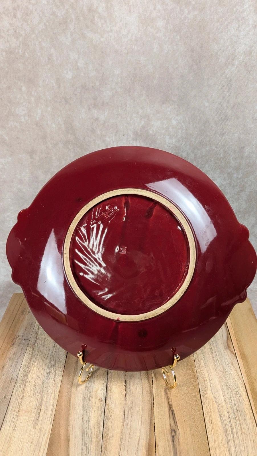 Plat en céramique rouge Art déco – Relief géométrique