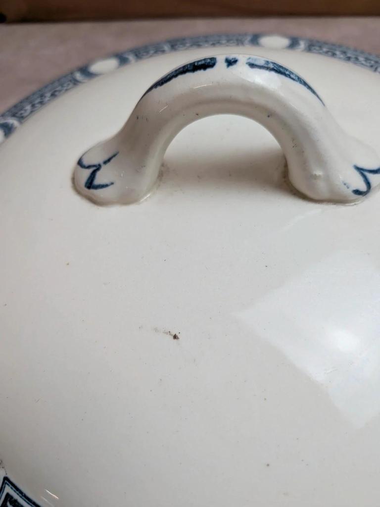 Soupière ancienne en terre de fer Salins – Modèle Saïda – Décor bleu