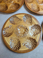 Lot de 8 assiettes à huîtres vintage en barbotine – Ateliers du Revernay