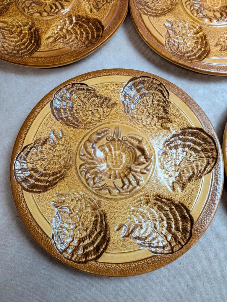 Lot de 8 assiettes à huîtres vintage en barbotine – Ateliers du Revernay