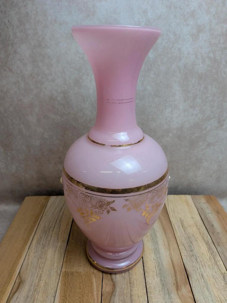 Vase en opaline rose à décor camées et dorures