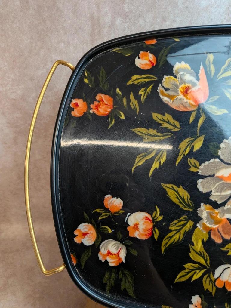 Grand plateau vintage années 60 décor floral fond noir poignées dorées