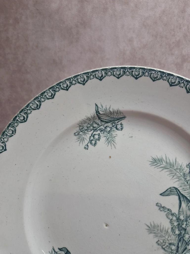 Grand plat rond ancien terre de fer, Saint-amandinoise – Modèle Muguet