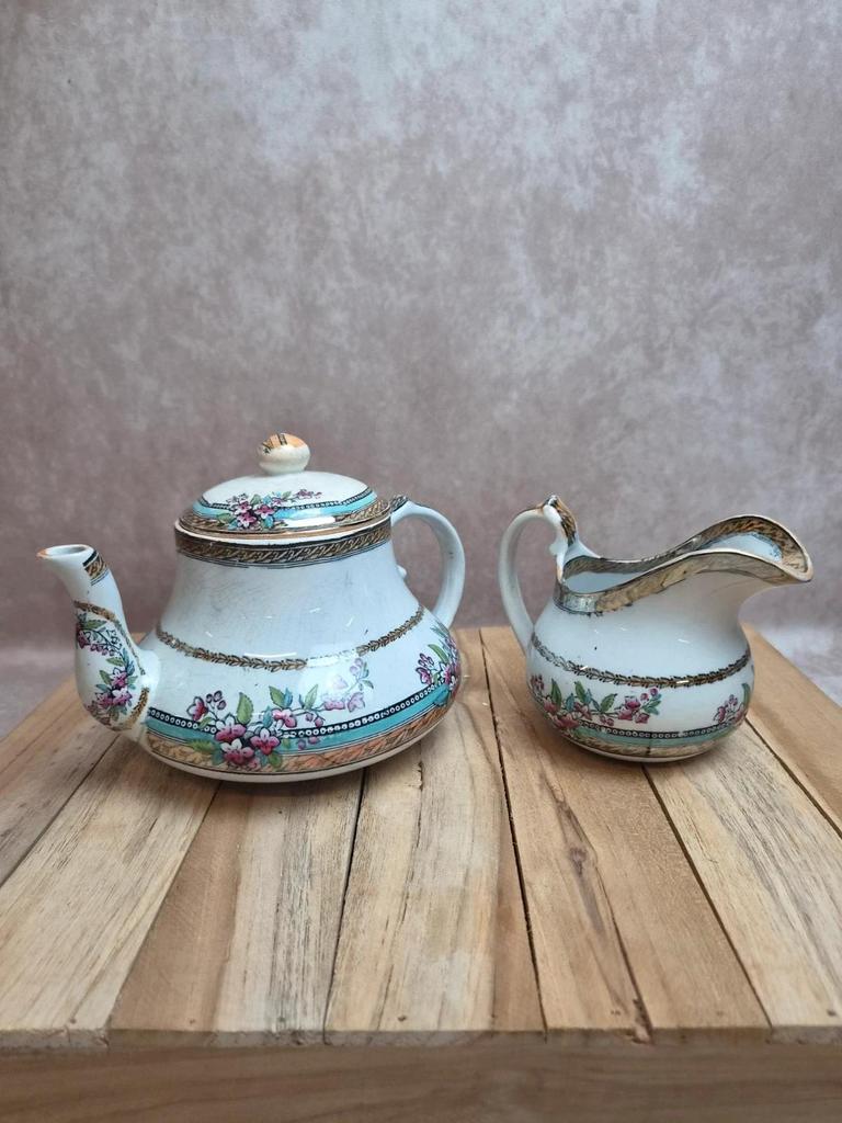 Théière ancienne et pot à lait assorti au joli décor fleuri rose et turquoise