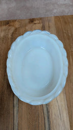 Poule sur panier en verre opalin blanc – marquée Sv