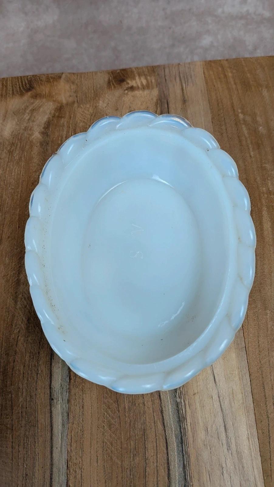 Poule sur panier en verre opalin blanc – marquée Sv