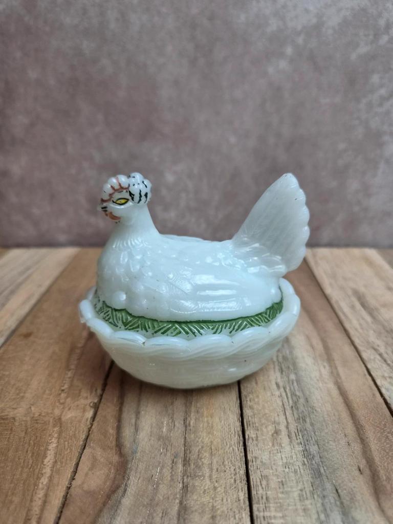 Petite poule couveuse en opaline blanche peinte ancienne