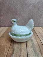 Petite poule couveuse en opaline blanche peinte ancienne