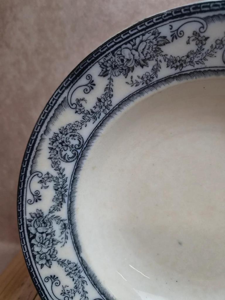 Assiette creuse ancienne en terre de fer Nimy – modèle Guirlande bleu