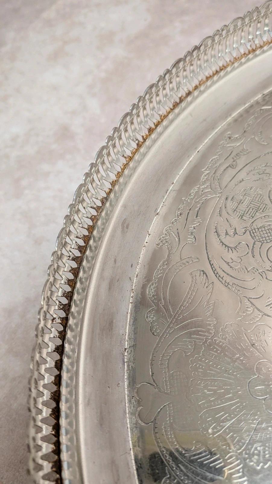 Plateau rond ancien en métal argenté sur pieds – décor gravé