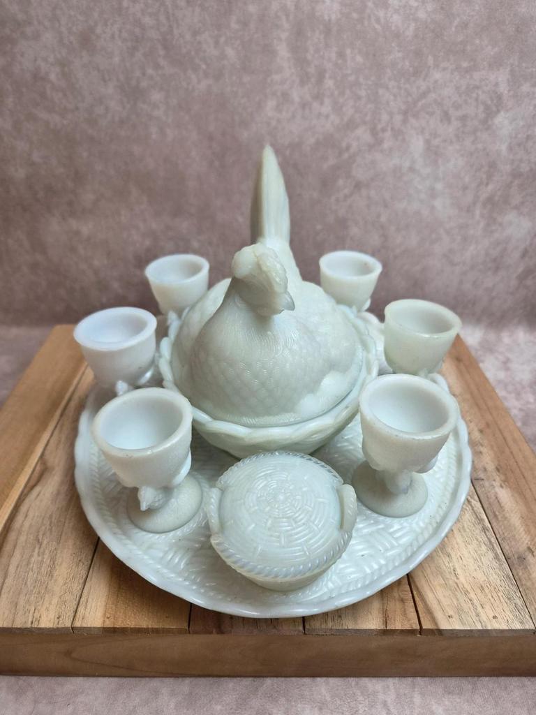 Service à œufs ancien Vallérysthal en opaline – poule et 6 coquetiers