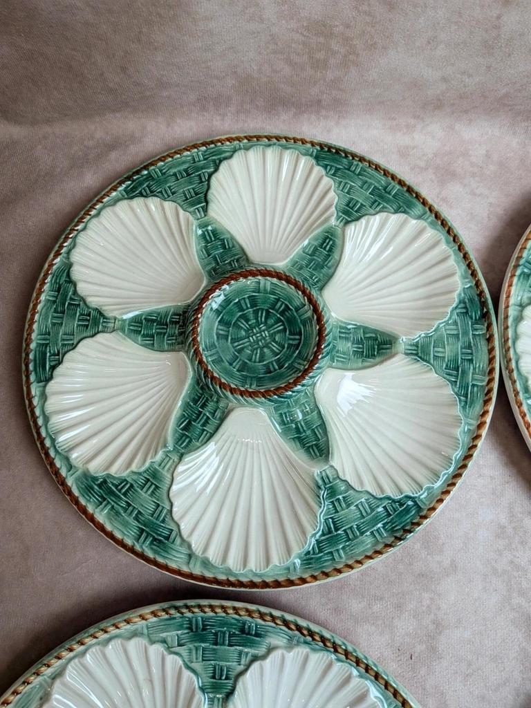 Service 12 assiettes + plat à huîtres Longchamp barbotine coquille