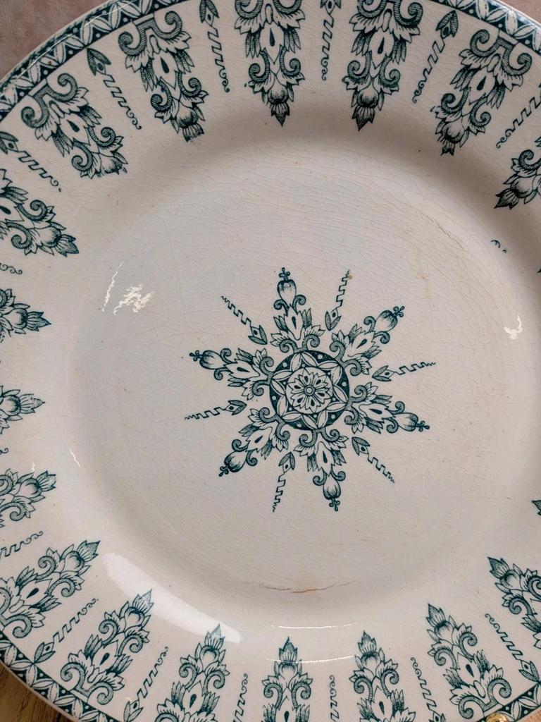 Assiette plate Terre de fer Gien – Modèle Annam – Décor vert ancien