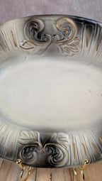 Plat ovale ancien en céramique à décor relief et dorures