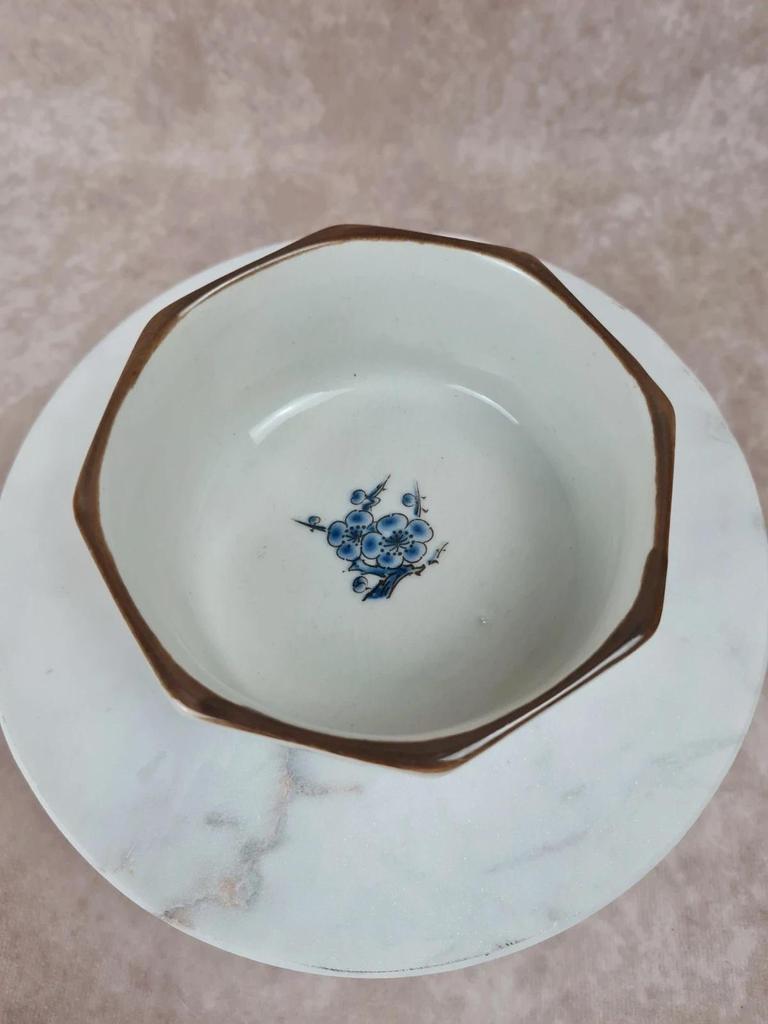 Petit bol octogonal en porcelaine japonaise ancienne