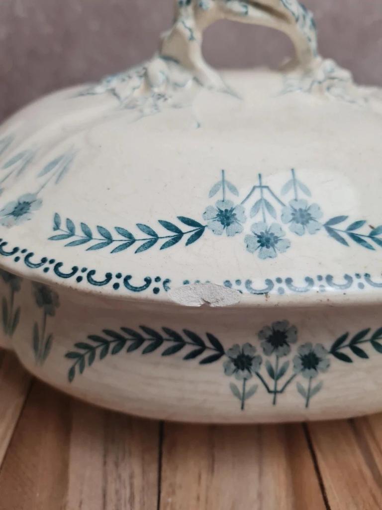 Soupière terre de fer ancienne décor bleu floral modèle Julien attribuée Grand Dépôt Paris